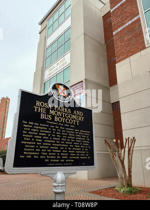 Rosa Parks bus Boykott historische Markierung vor der Rosa Parks Library und Museum in Montgomery Alabama, USA. Stockfoto