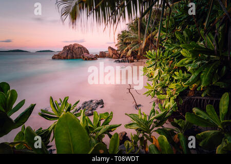 Paradies exotische Strand auf La Digue Island, Seychellen. Lange Exposition bei Sonnenuntergang Stockfoto