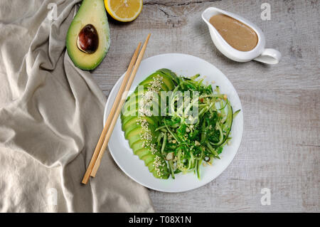 Chukka Salat, Gurke Nudeln mit Avocado und Erdnüsse braune Soße in Sauce Boot Stockfoto