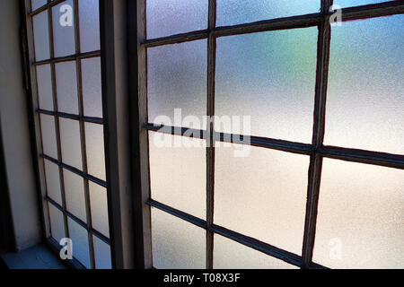 Fenster von einem alten Industriegebäude Stockfoto