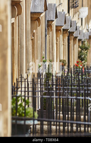 Die Fassaden der Altstadt Stone Town Häuser in Bath, Somerset, Großbritannien. Stockfoto