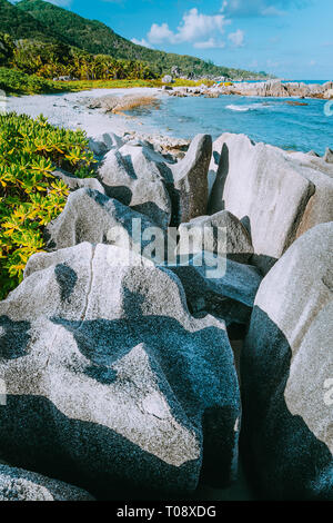 Schönen tropischen Strand mit einzigartigen Granitformationen, im Südwesten der Insel La Digue, Anse aux Cedres, Seychellen Stockfoto