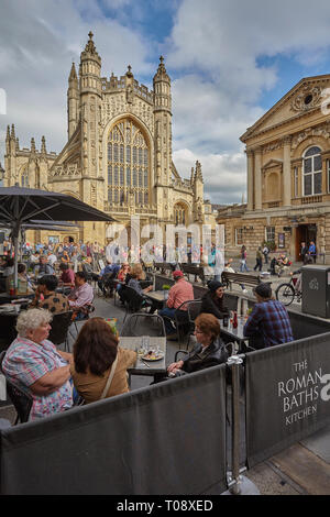 Bath Abbey und Pumpenräumen, Badewanne, Somerset, Großbritannien. Stockfoto