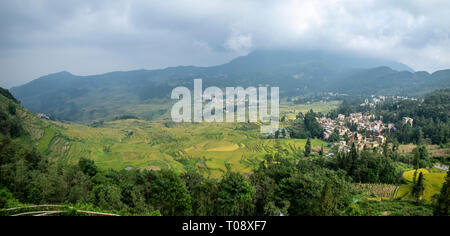 Yuanyang Grafschaft ist in Honghe Präfektur im Südosten der Provinz Yunnan, China, entlang des Roten Flusses. Er ist bekannt für seine spektakulären Reis bekannt Stockfoto