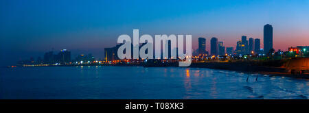 Israel, Tel Aviv Strand und die Skyline von Süden gesehen, von Jaffa in der Morgendämmerung Stockfoto