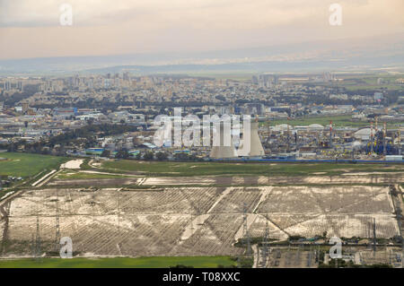 Petrochemische Fabrik und Ölraffinerie. In der Bucht von Haifa, Israel fotografiert. Stockfoto