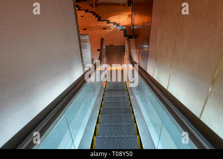 Eine Rolltreppe nach unten schauen. In Tokio, Japan fotografiert. Stockfoto