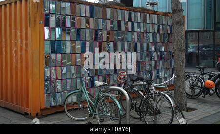 Fahrrad Park in der Nähe Parkplatz in Dalston, Hackney, London, Vereinigtes Königreich Stockfoto