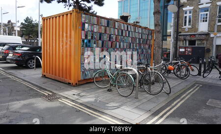 Fahrrad Park in der Nähe Parkplatz in Dalston, Hackney, London, Vereinigtes Königreich Stockfoto