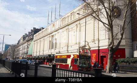 Touristen, die Warteschlange außerhalb Madame Tussauds London. Vereinigtes Königreich Stockfoto