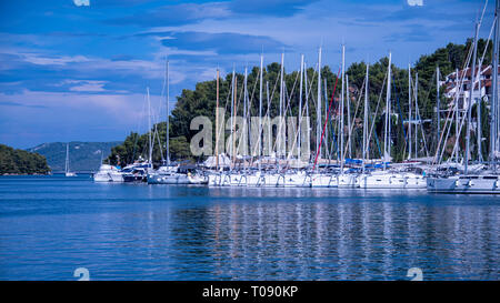 Kroatien, Hvar - Juni 2018: Kleine Yachten in der Bucht vor Anker in Vrboska Stockfoto