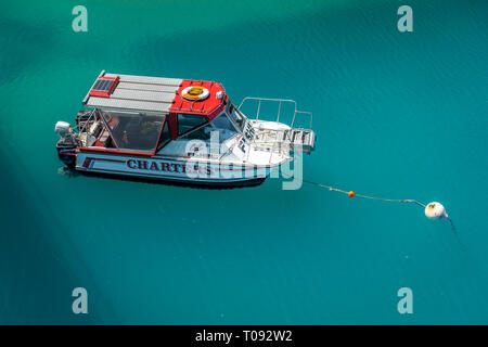 Tekapo, Neuseeland - Boot auf dem Wasser geparkt Stockfoto