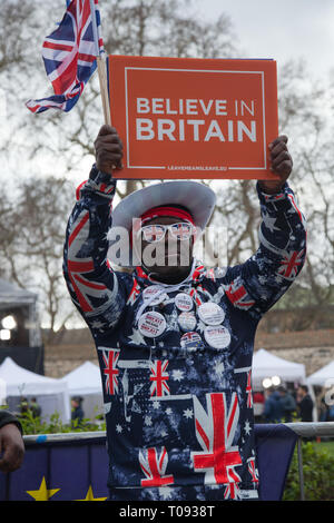 London, Großbritannien. 13. März, 2019. Eine Brexiter Unterstützer, in College Green, Westminster, Wellen einen Banner. Credit: Santo Basone/Alamy leben Nachrichten Stockfoto