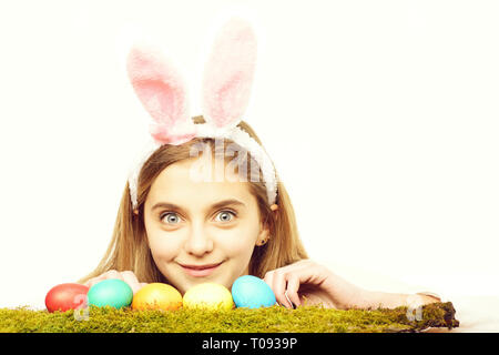 Frohe Ostern Mädchen im bunny Ohren mit bunt bemalten Eiern Stockfoto