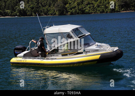 Eine Rippe von der Abteilung der Erhaltung (DOC) auf der Marlborough Sounds verwendet, Neuseeland, die Rümpfe der Boote für marine Antifouling Schädlinge zu prüfen. Stockfoto