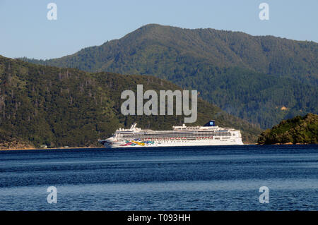 Die Norwegian Jewel, große Kreuzfahrt Schiff für 2376 Passagiere macht seinen Weg aus dem Hafen von Picton und in den Kanal des Queen Charlotte Sound Stockfoto