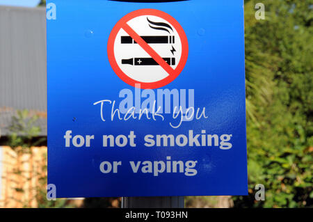 Kein smaoking oder vaping Zeichen in der Stadt Hamner Springs, einem Ferienort in der Region Canterbury auf der Südinsel Neuseeland. Stockfoto