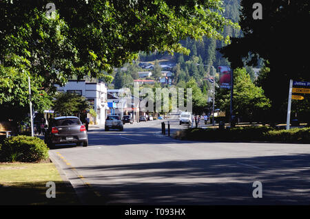 Die Hauptstraße in Hamner Springs auf Neuseelands Südinsel. Die Stadt ist berühmt für seine heißen Quellen. Es hat auch viele andere Attraktionen. Stockfoto