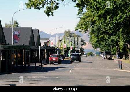 Die Hauptstraße in Hamner Springs auf Neuseelands Südinsel. Die Stadt ist berühmt für seine heißen Quellen. Es hat auch viele andere Attraktionen. Stockfoto