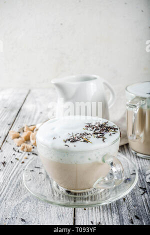 Kaffee Latte, Earl Grey heißen Londoner Nebel Kaffee trinken mit geschäumter Milch, Holz- Background Copy space Stockfoto