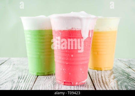 Sommer bunte Gefrorener Nebel Kaffee Getränke, mit Tee, Honig, Matcha, Limonade, mit geschäumter Milch, Holz- Background Copy space Stockfoto