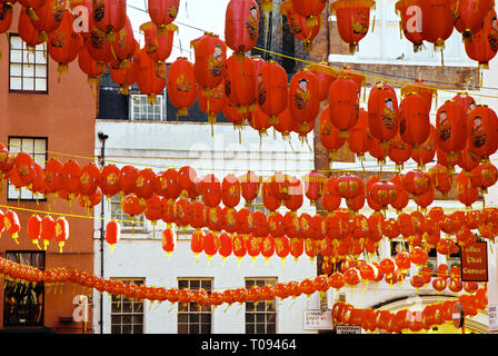 Laternen verzieren Chinatown in London das chinesische Neujahr zu feiern, Gerrard Street, Soho, London, England, Vereinigtes Königreich. Stockfoto
