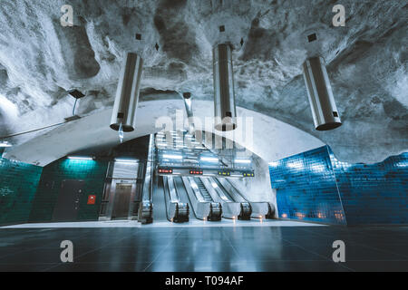 NOVEMBER 11, 2017 - STOCKHOLM, SCHWEDEN: weitwinkelaufnahme der leeren moderne U-Bahnhof in der berühmten U-Bahn Tunnelbana Stockholm, Schweden, Skandinavien Stockfoto