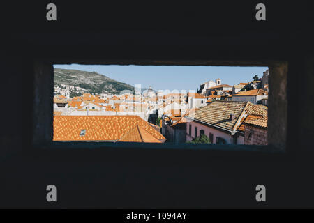 Panoramablick auf die Altstadt von Dubrovnik in wunderschönen goldenen Abendlicht bei Sonnenuntergang mit blauen Himmel im Sommer, Dalmatien, Kroatien Stockfoto