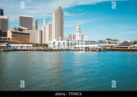 Panoramablick auf San Francisco Skyline mit historischen Ferry Building am berühmten Embarcadero Straße an einem sonnigen Tag mit blauen Himmel und Wolken im Sommer Stockfoto
