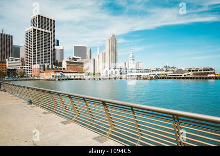 Panoramablick auf San Francisco Skyline mit historischen Ferry Building am berühmten Embarcadero Straße an einem sonnigen Tag mit blauen Himmel und Wolken im Sommer Stockfoto