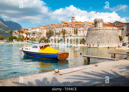 Schöne Aussicht auf die Altstadt von Korcula auf einem schönen, sonnigen Tag mit blauen Himmel und Wolken im Sommer, Insel Korcula, Dalmatien, Kroatien Stockfoto