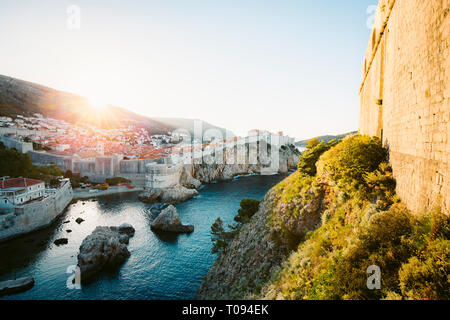 Schönen Panoramablick auf die historische Altstadt von Dubrovnik im schönen goldenen lichter Morgen bei Sonnenaufgang, Dalmatien, Kroatien Stockfoto