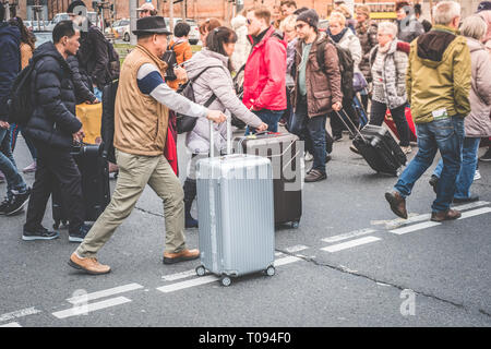 Berlin, Deutschland - März 2019: Reisen Personen mit Gepäck Kreuzung Straße in der Nähe von Bahnhof (Hauptbahnhof) in Berlin, Deutschland Stockfoto