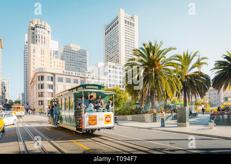 Traditionelle Powell-Hyde Seilbahnen am Union Square im Zentrum von San Francisco im schönen goldenen Morgenlicht, Kalifornien, USA Stockfoto