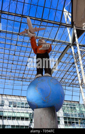 MUNICH, Bayern, Deutschland - 13 März 2019: Kunst trifft Flughafen. Skulptur "Fliegen" von Künstler Lothar Seruset auf Anzeige am Flughafen München. Stockfoto