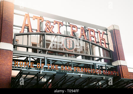 Panorama Blick auf die Altstadt von AT&T Park Baseball Park, Heimat der San Francisco Giants professionellen Baseball Franchise, an einem schönen sonnigen Tag mit Blu Stockfoto