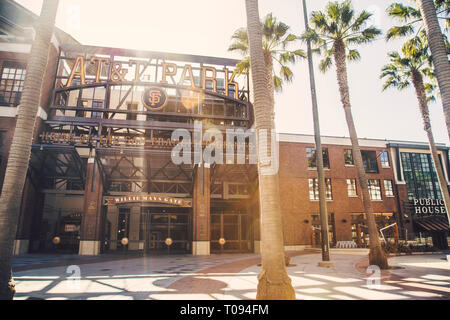 Panorama Blick auf die Altstadt von AT&T Park Baseball Park, Heimat der San Francisco Giants professionellen Baseball Franchise, an einem schönen sonnigen Tag mit Blu Stockfoto