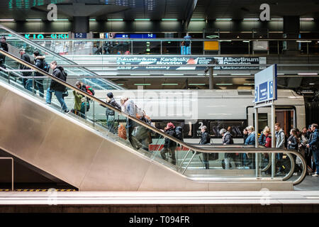 Berlin, Deutschland - März 2019: Personen mit Gepäck auf der Rolltreppe im Bahnhof (Hauptbahnhof) in Berlin, Deutschland Stockfoto