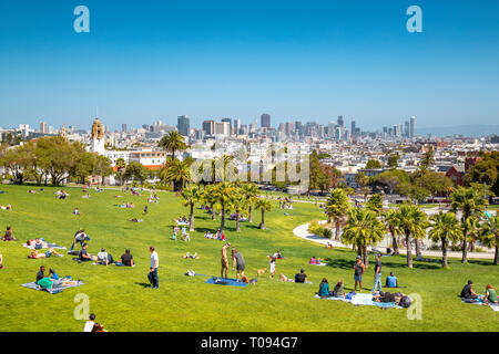 Panorama Leute genießen das sonnige Wetter an einem schönen Tag mit blauem Himmel mit Blick auf die Skyline von San Francisco im Hintergrund, USA Stockfoto