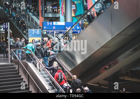 Berlin, Deutschland - März 2019: Reisen Menschen auf überfüllten Rolltreppe im Bahnhof (Hauptbahnhof) in Berlin, Deutschland Stockfoto