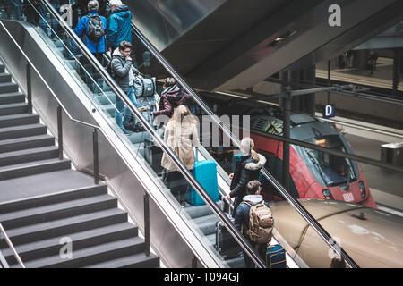 Berlin, Deutschland - März 2019: Personen mit Gepäck auf der Rolltreppe im Bahnhof (Hauptbahnhof) in Berlin, Deutschland Stockfoto