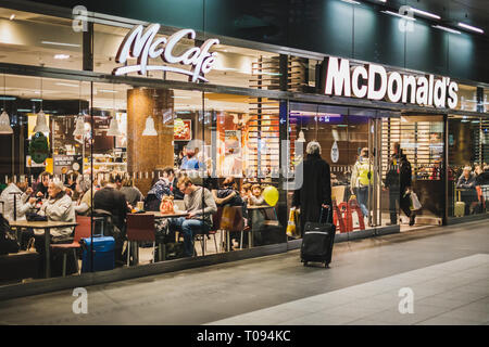 Berlin, Deutschland - März 2019: McDonalds und McCafe Fastfood Restaurant innen Zug stration (Berlin Hauptbahnhof). Stockfoto