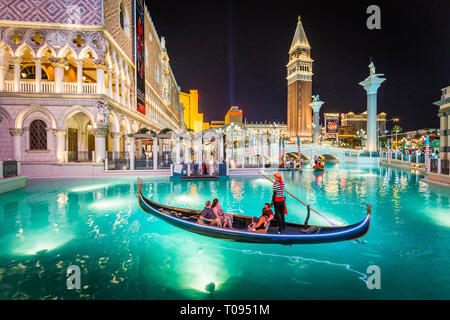 Downtown Las Vegas mit weltberühmten Strip und dem Venezianischen und Mirage Resort Hotels in der Nacht beleuchtet, Nevada, USA Stockfoto