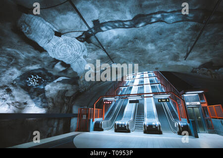 NOVEMBER 11, 2017 - STOCKHOLM, SCHWEDEN: weitwinkelaufnahme der leeren moderne U-Bahnhof in der berühmten U-Bahn Tunnelbana Stockholm, Schweden, Skandinavien Stockfoto