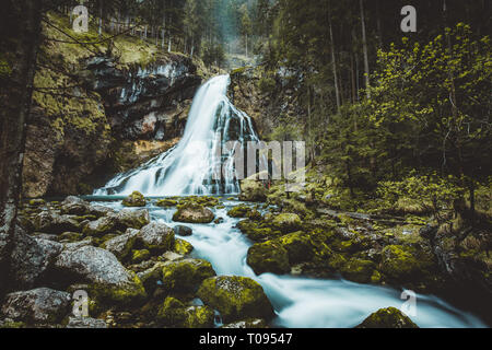 Schöne Aussicht von berühmten Gollinger Wasserfall mit bemoosten Felsen und grüne Bäume auf einem Moody im Frühling, Golling, Salzburger Land, Österreich Stockfoto