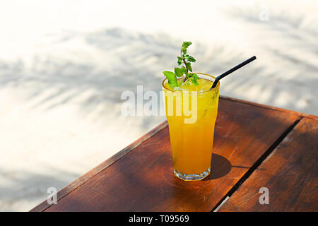 Cocktail Mai Tai mit hellen rum, brauner Rum, Orange Curacao, Mandel Sirup, Kalk, Eiswürfel, Ananas und Minze. Sommer Urlaub Stockfoto