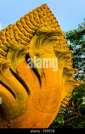 7 naga Schlange Gottheit, ein Guardian statue am Causeway Haupteingang Tempel Angkor Wat, Angkor, Siem Reap, Kambodscha. Stockfoto