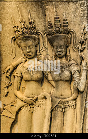 Bas-Relief an der Wand Schnitzen von Apsaras (himmlischen Nymphen), in der berühmten buddhistischen Tempel Angkor Wat, Angkor, Siem Reap, Kambodscha. Stockfoto