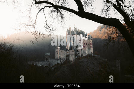 Schönen Blick auf die berühmte Burg Eltz im malerischen golden Morgen bei Sonnenaufgang im Herbst, Wierschem, Rheinland-Pfalz, Deutschland Stockfoto