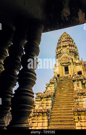 Osten Galerie Kunst Elemente Fenster mit Blick auf den inneren Heiligtum South East Tower an der berühmten 12 thC buddhistischen Tempel Angkor Wat, Angkor, Siem Reap, Kambodscha. Stockfoto